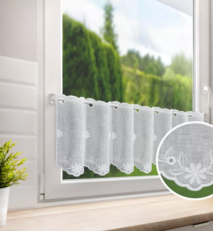 Tkanina firanowa zazdrostka z etaminy zdobiona haftem kwiatuszków