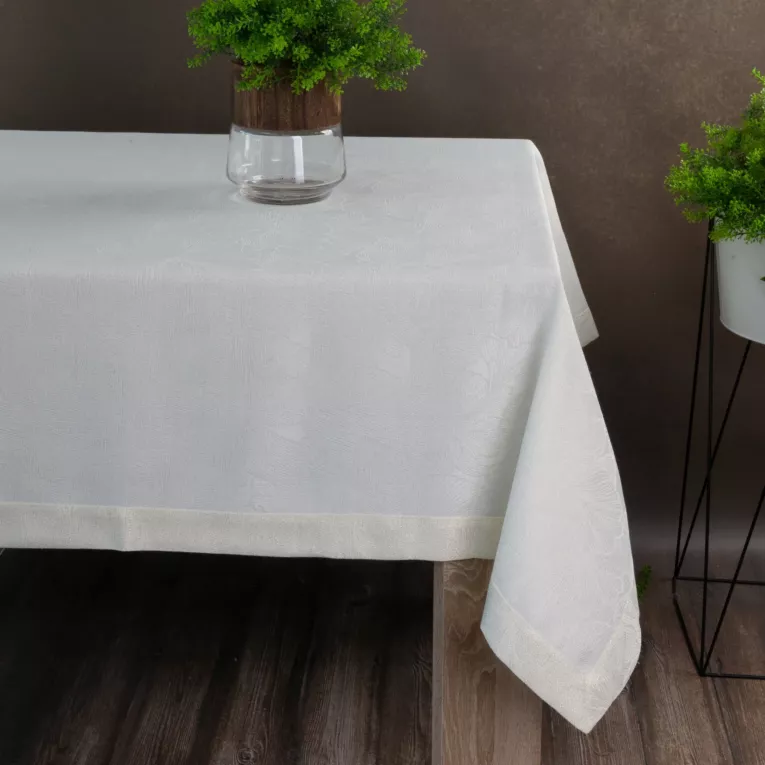 Obrus kremowo, złocisty 140x300 cm LENA z żakardowym motywem liści miłorzębu i ozdobną kantą