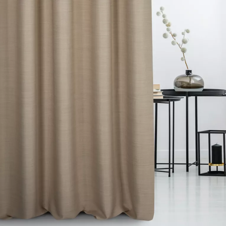 Zasłona szyta na taśmie 5 cm ciemnobeżowa z miękkiej tkaniny o naturalnym splocie w stylu ekologicznym