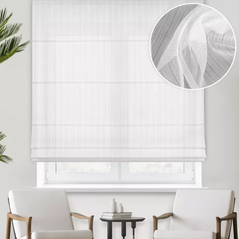 Roleta rzymska biała z delikatnego materialu z efektem deszczyku, wykończona obciąznikiem