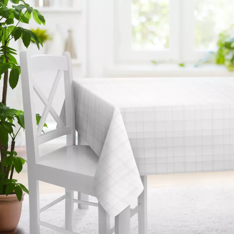 Obrus szyty biało srebrny z gładkiej tkaniny przeplatanej błyszczącą lureksową nicią