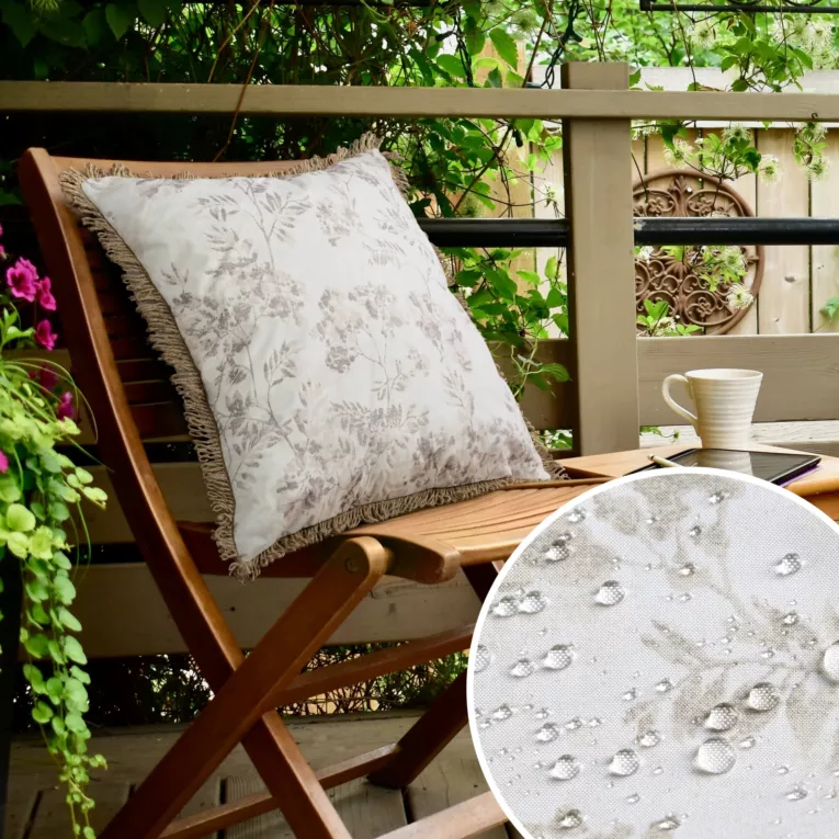 Poszewka na poduszkę 45x45 cm z tkaniny wodoodpornej kremowo, beżowy idealna na taras oraz balkon zdobiona nadrukiem roślinnym i frędzli GARDEN