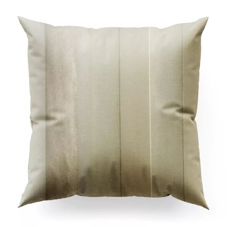 Poszewka szyta kremowo złota z szenilowej tkaniny w pionowe pasy przetykane błyszczącą nicią