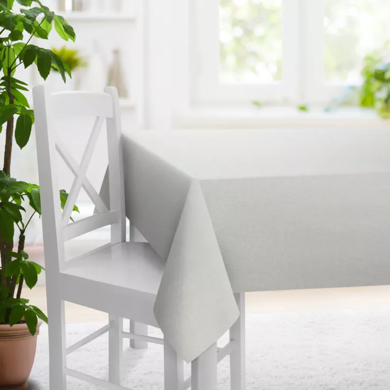 Obrus szyty kremowy z tkaniny bukla z efektem melanżu