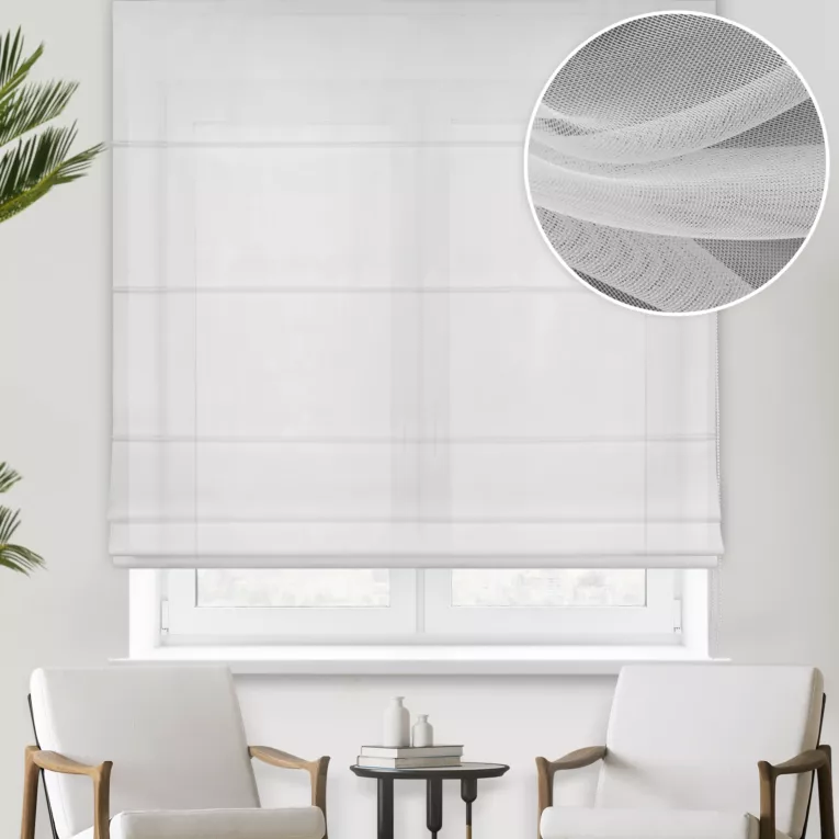 Roleta rzymska biała z delikatnie połyskującej tkaniny typu PERU z efektem opalizującym, wykończona obciążnikiem
