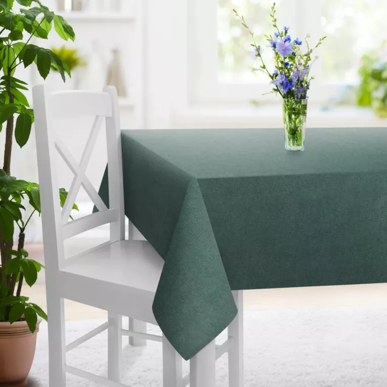 Obrus szyty ciemnozielony z miękkiej w dotyku tkaniny szenilowej
