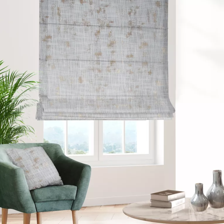 Roleta rzymska naturalno złocista z tkaniny o naturalnym splocie, zdobiona błyszczcącym nadrukiem Italissima Eva Minge