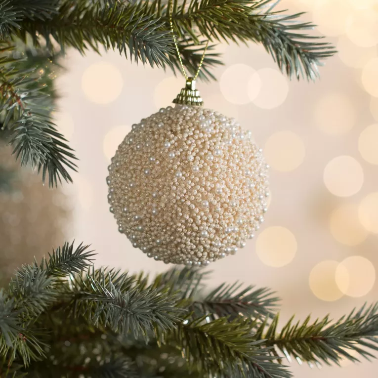 Bombka choinkowa zdobiona drobnymi kuleczkami