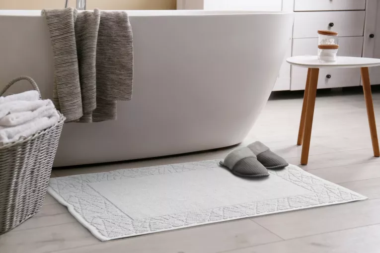 Dywanik łazienkowy NIKA z bawełny, dobrze chłonący wodę z geometrycznym wzorem wykończony błyszczącą nicią