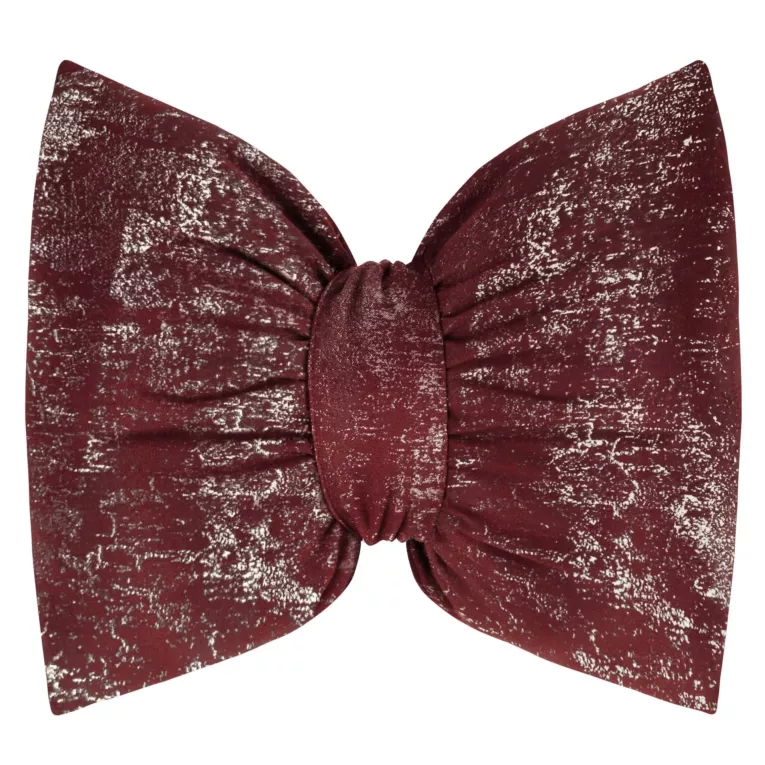 Poduszka 45x55 cm welwetowa kolor bordowy w kształcie kokardy z przecieranym lśniącym wzorem KODARDA 1