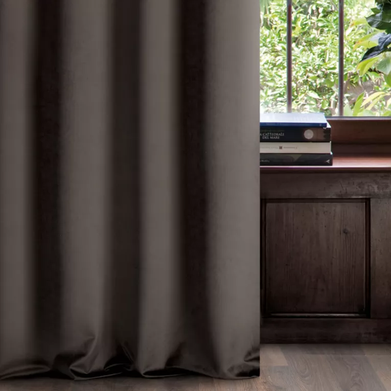 Zasłona szyta na taśmie 5 cm ENYA ciemnobrązowa z miękkiej półmatowej tkaniny welwetowej