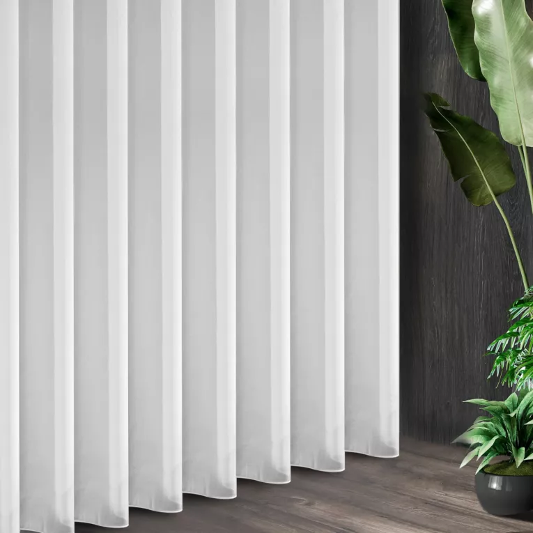 Tkanina firanowa o lekkim splocie i delikatnym połysku zakończona szwem obciążającym