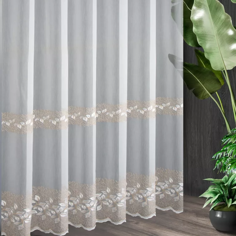 Tkanina firanowa z ozdobnym haftem