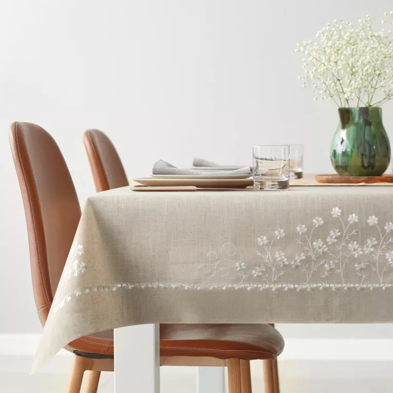 Obrus na stół beżowy 140x260 cm ADELINE z dodatkiem lnu zdobiony haftem