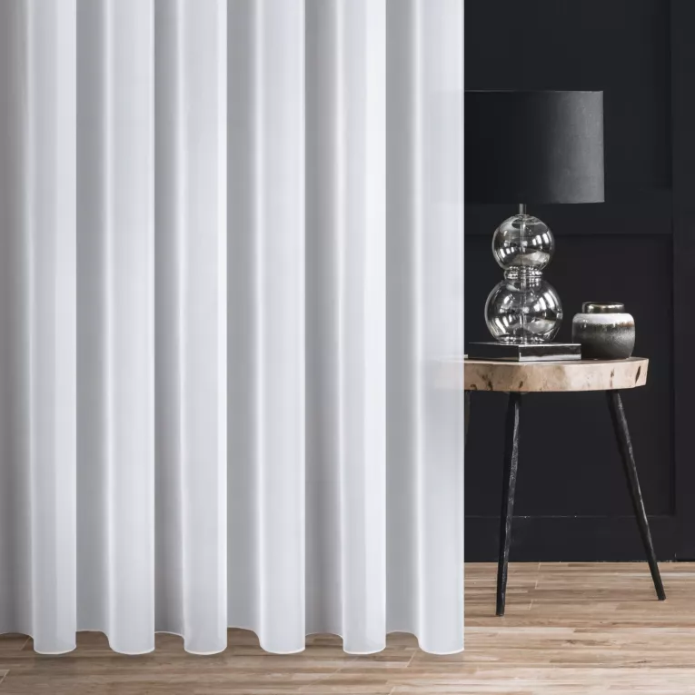 Firana szyta na taśmie fala NIAGARA biała z miękkiej, matowej żorżety, wykończona obciążnikiem