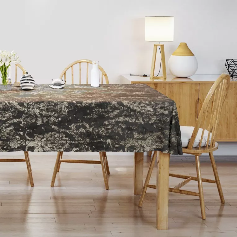 Obrus szyty czarno złocisty z grubej, welwetowej tkaniny, zdobiona delikatnie połyskującym nadrukiem