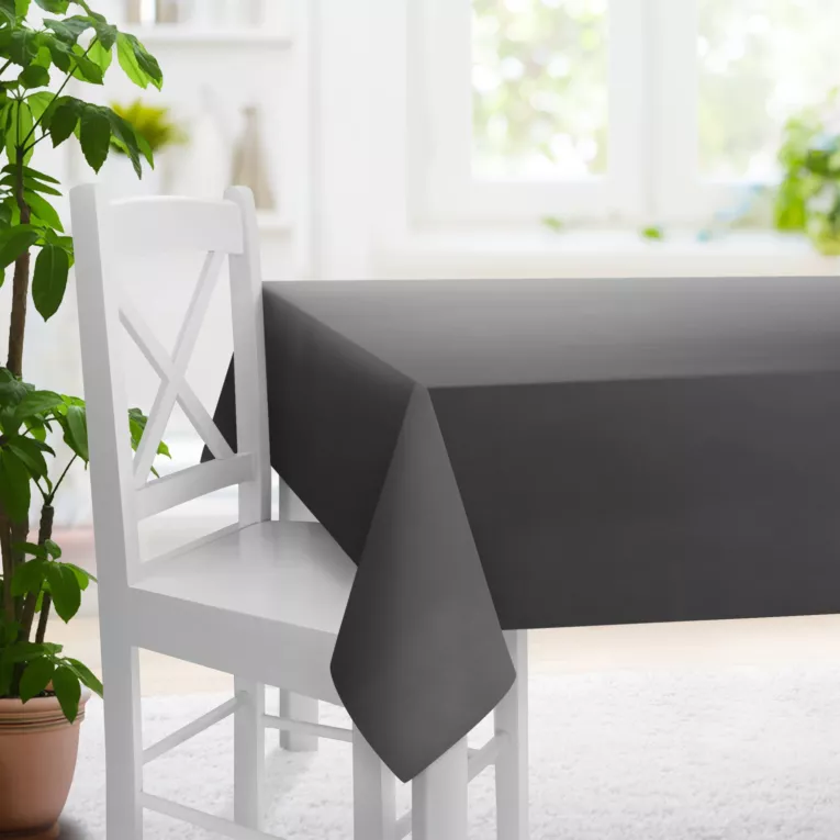 Obrus szyty czarny z gładkiej tkaniny typu blackout