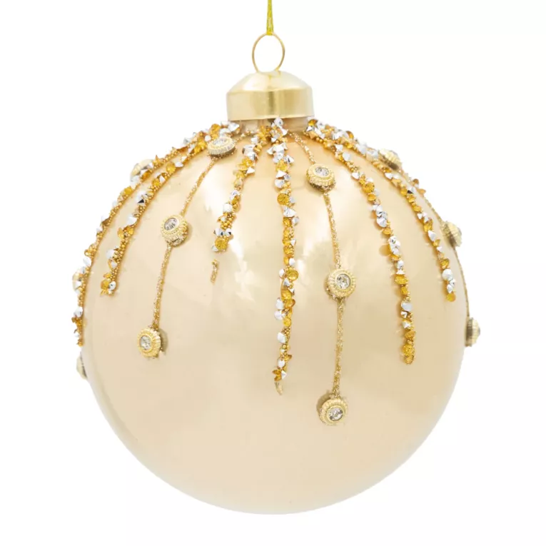 Szklana bombka choinkowa zdobiona złotymi koralikami