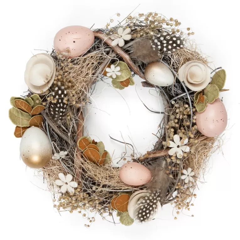 Wielkanocny wianek wyplatany z naturalnych gałązek z pisankami