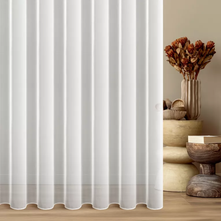 Firana szyta na taśmie 5 cm biała z matowej miękkiej w dotyku tkaniny PERU, wykończona obciążnikiem