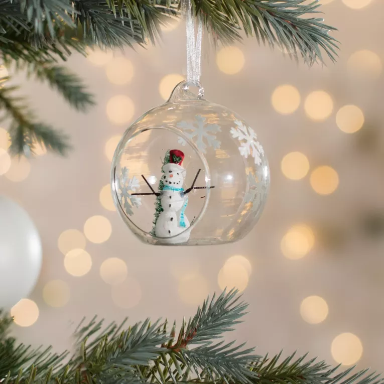 Szklana bombka z otworem zdobiona ręcznie śnieżynkami i uroczym bałwanem z choinką