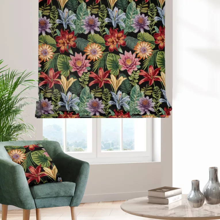 Roleta rzymska czarno czerwona z tkaniny gobelinowej w kwiatowy wzór, zawierająca 45% bawełny