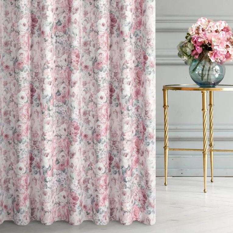 Zasłona szyta na taśmie 5 cm różowo popielata z tkaniny o naturalnym splocie z nadrukowanym kwiatowym wzorem