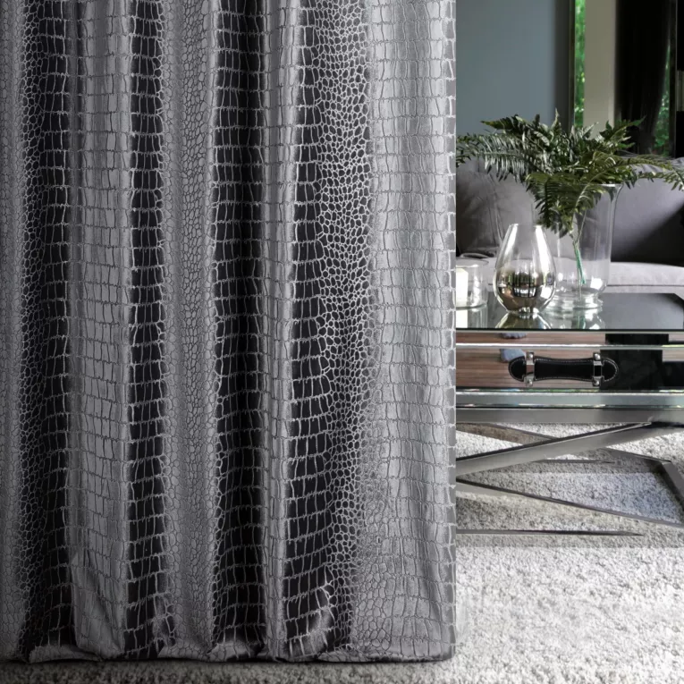 Zasłona szyta na taśmie 5 cm SAFARI grafitowa z miękkiej welwetowej tkaniny w wytłaczany wzór