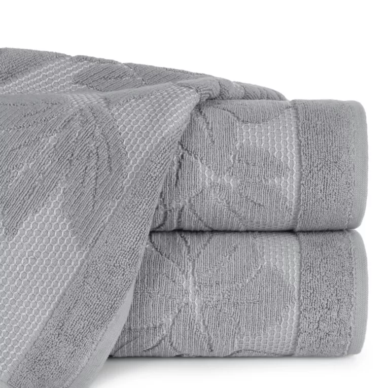 Ręcznik kąpielowy 70x140 cm bawełniany kolor stalowy z wytłaczaną bordiurą w kwiaty 500 g/m2 ROSE