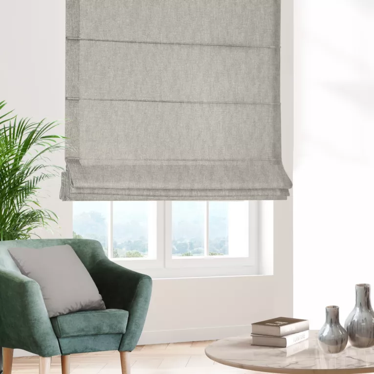 Roleta rzymska jasnoszara z tkaniny zaciemniającej typu dimout o naturalnym splocie, z efektem melanżu