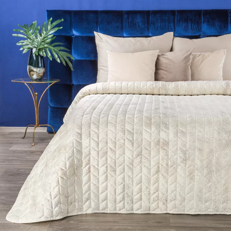 EUROFIRANY PREMIUM Welwetowa narzuta AGATA przeszywana w zygzaki z przecieranym złotym nadrukiem