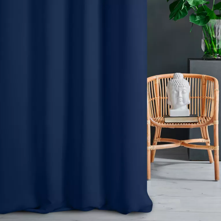 Zasłona szyta na taśmie 5 cm granatowa z gładkiej tkaniny typu blackout