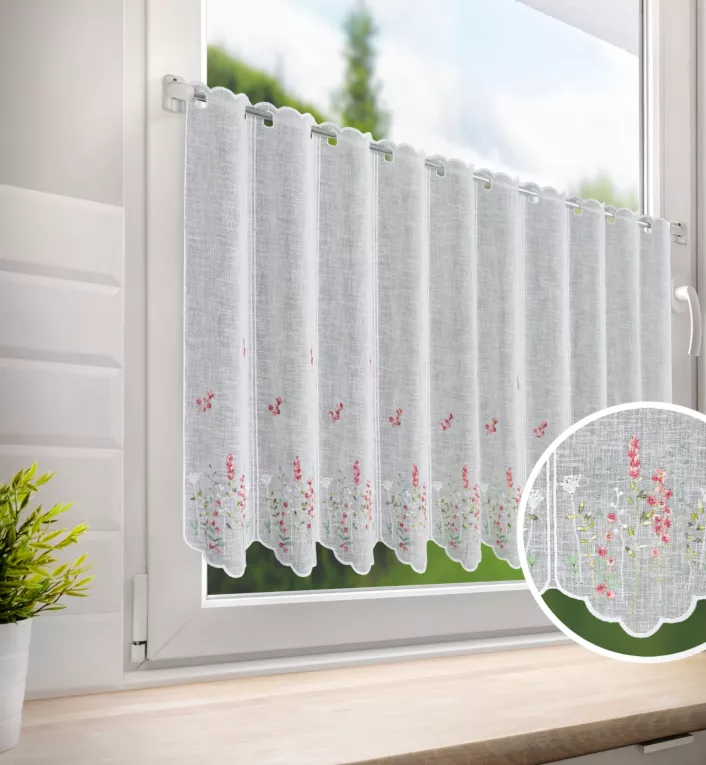 Tkanina firanowa zazdrostka zdobiona haftem drobnych kwiatuszków