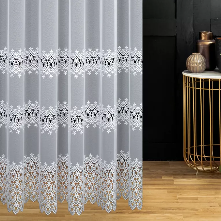 Firana szyta na taśmie 5 cm biała z matowej markizety zdobionej piękną koronkową aplikacją