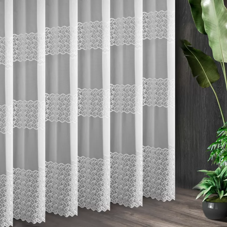 Tkanina firanowa matowa mikrosiateczka z trzema pasami haftu ze srebrną nitką