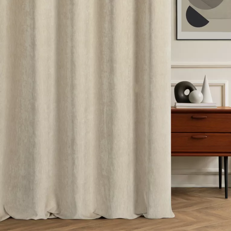 Zasłona szyta na taśmie 5 cm kremowa z miękkiej w dotyku tkaniny szenilowej