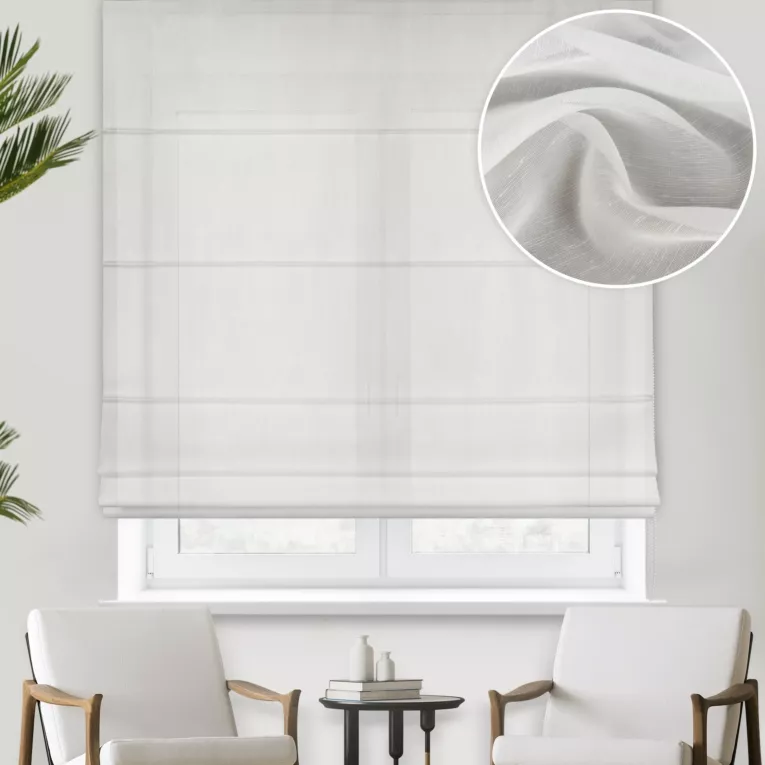 Roleta rzymska naturalna z matowej, półprzeźroczystej tkaniny, wykończonej obciążnikiem