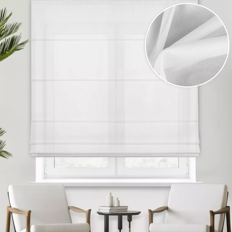 Roleta rzymska biała z matowej tkaniny o charakterystycznym jodełkowym wzorze, wykończona obciążnikiem
