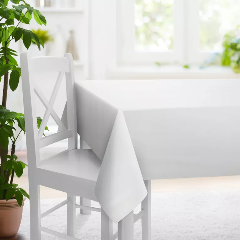 Obrus szyty jasnokremowy z miękkiej tkaniny o naturalnym splocie w stylu ekologicznym