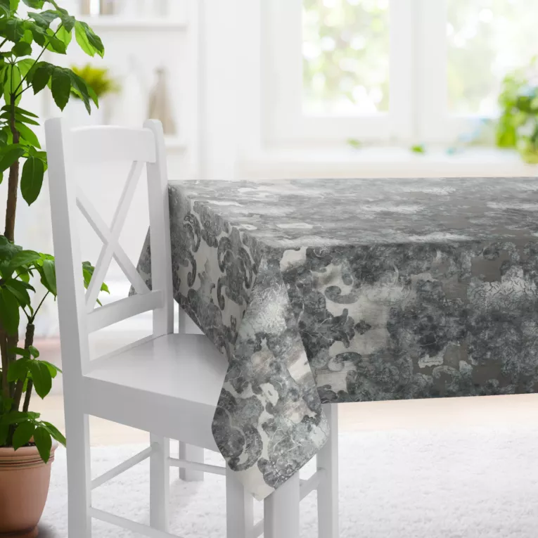 Obrus szyty srebrno niebieski z miękkiej, welwetowej tkaniny w duży wzór ornamentowy Italissima Eva Minge