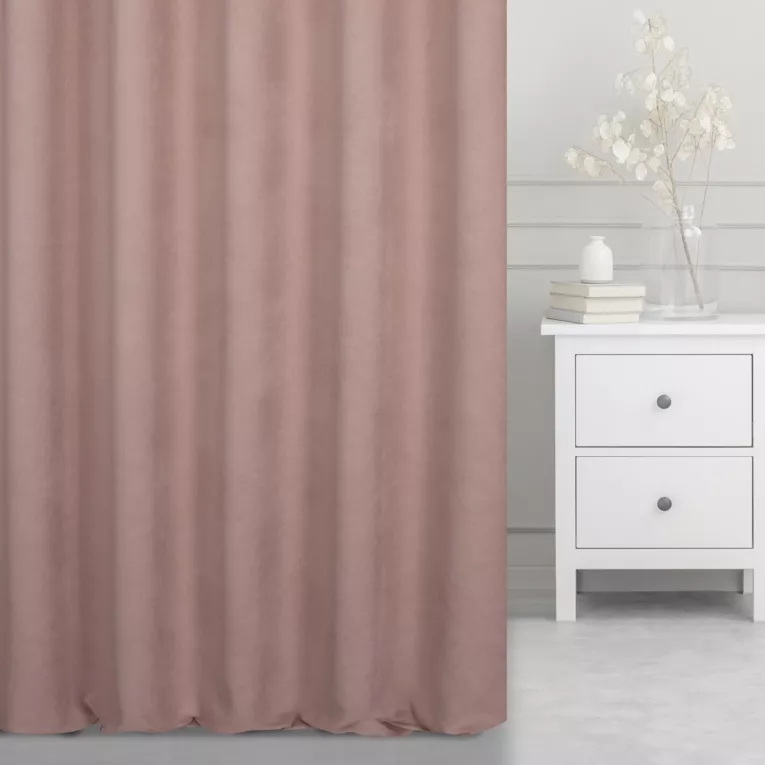 Zasłona szyta na taśmie 5 cm ciemnoróżowa z miękkiej tkaniny o welurowej strukturze i wyraźnym splocie