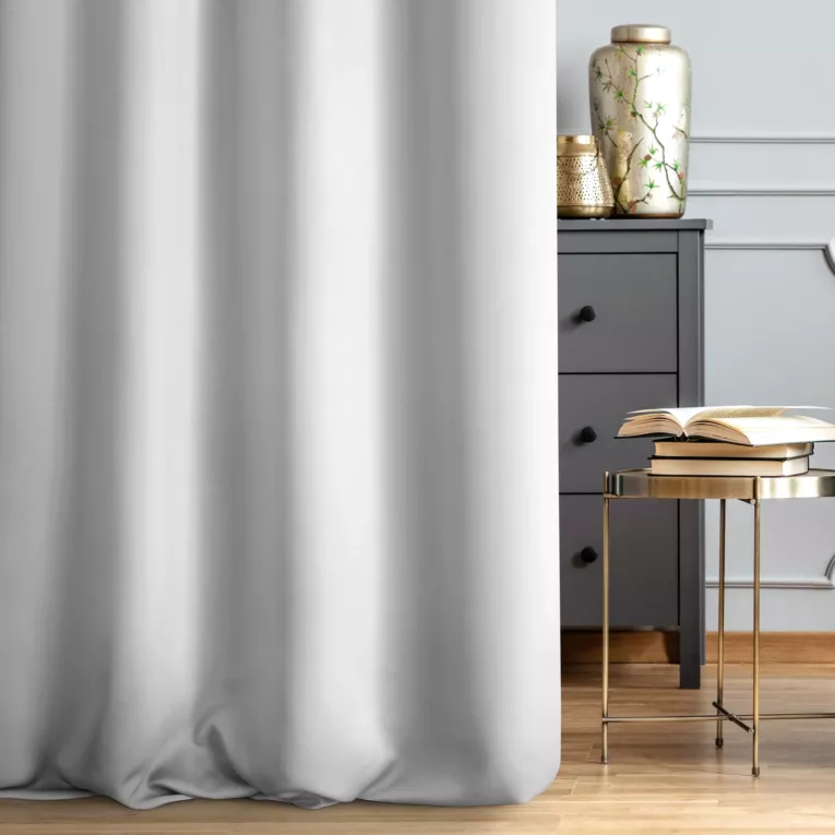 Zasłona szyta na taśmie 5 cm biała z gładkiej tkaniny zaciemniającej typu dimout