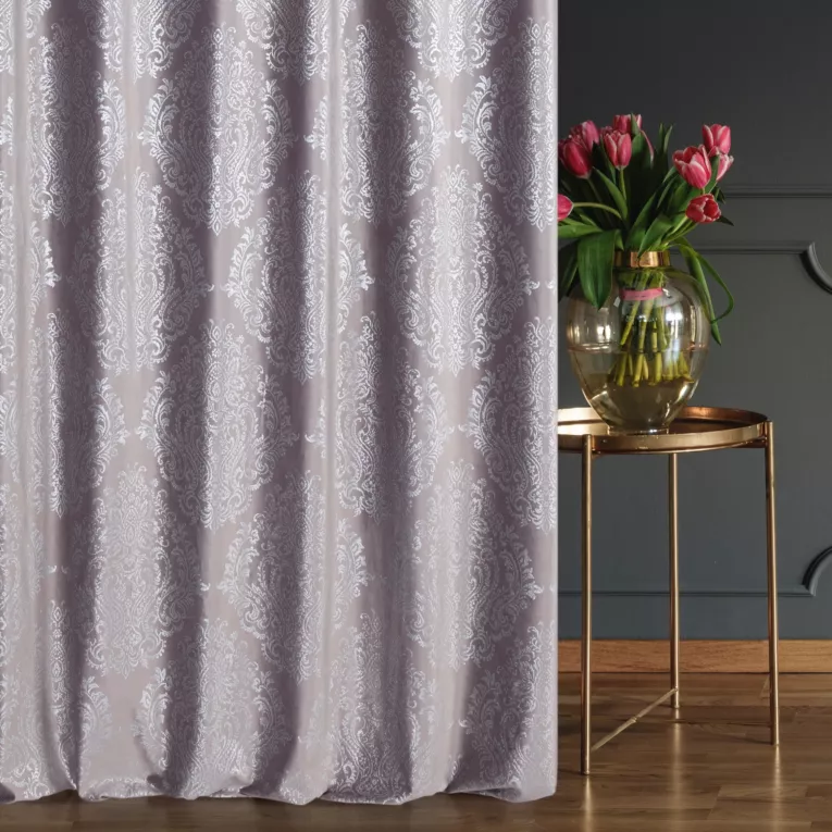 Zasłona szyta na taśmie 5 cm DIORA beżowo srebrna z miękkiej welwetowej tkaniny, zdobione srebrnym nadrukiem ornamentowym