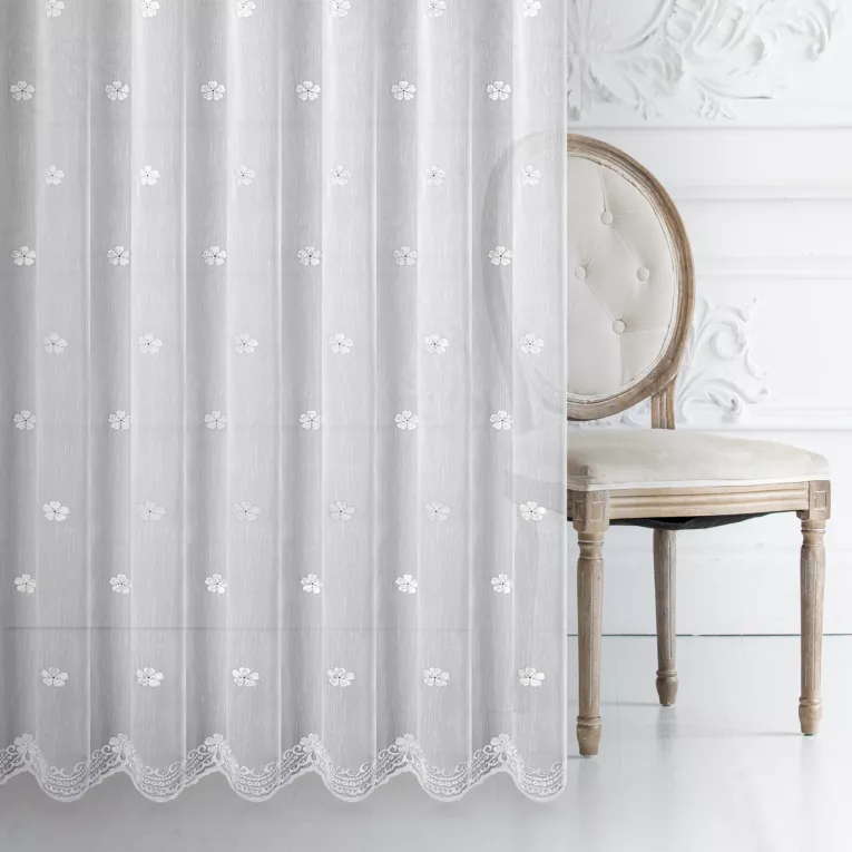 Firana szyta na taśmie 5 cm LEYA biało srebrna z matowej tkaniny haftowanej w drobny kwiatowy wzór z ażurem