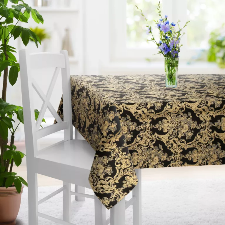 Obrus szyty czarno złoty z ekskluzywnej tkaniny o strukturze jedwabiu, z dużym ornamentowym nadrukiem Italissima Eva Minge