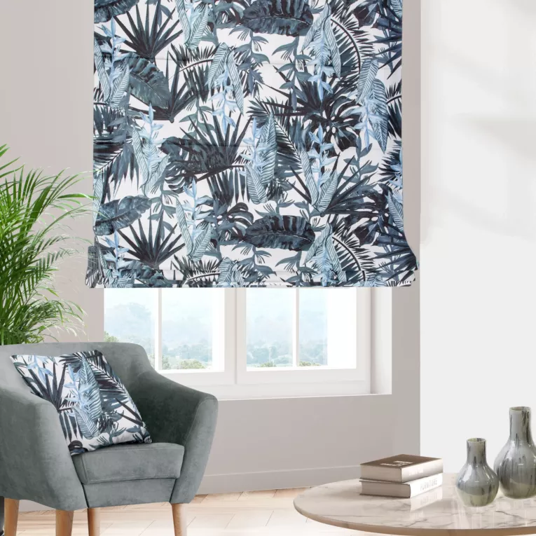 Roleta rzymska MARINA biało granatowa z miękkiej tkaniny typu blackout drukowanej w egzotyczne liście