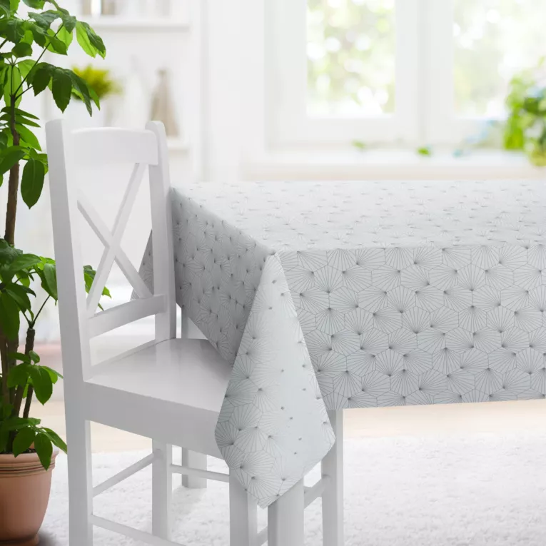 Obrus szyty biało popielaty z miękkiej tkaniny z nadrukiem w geometryczny wzór