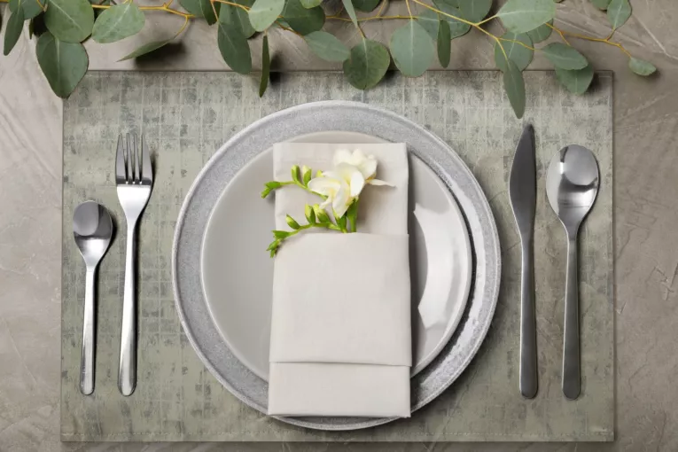 Komplet serwet 4 szt 30x40 cm srebrne żakardowe ALINA z subtelnym delikatnym wzorem przecierki