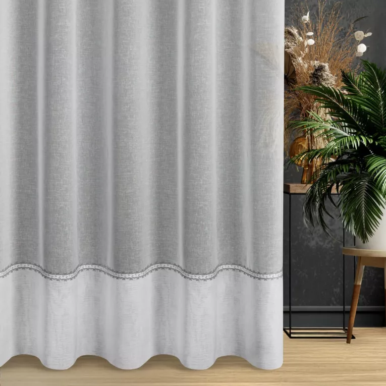 Firana szyta na taśmie 5 cm biała z matowej etaminy wykończonej ozdobnym podwinięciem