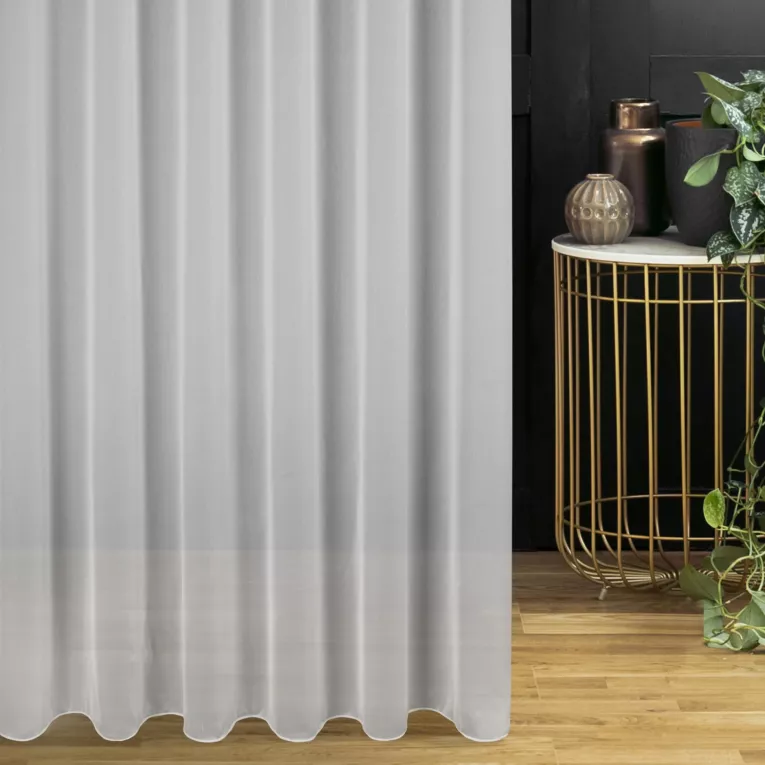 Firana szyta na taśmie 5 cm jasnoszara z miękkiej tkaniny o lekkim splocie i delikatnym połysku, wykończona obciążnikiem